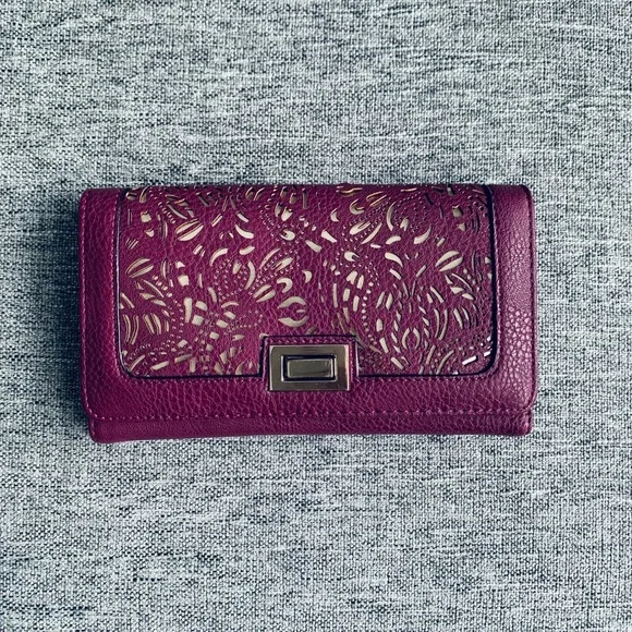 Call it Spring Wallet - Picture 1 of 4